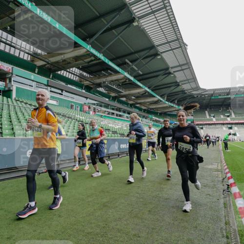 05.10.2025 - 20. swb-Marathon Bremen Michael Burmester http://msf.ph/oto/9225041 05.10.2025 10:38:15 Laufen im Stadion 7621, 8574, 9189, 9210, 9235, 9237, 9335, 9365, 9426, 9432, 9448, 9468, 9486, 9498, 9536, 9642, 9647, 9684, 9707, 9748, 9750, 9771, 9813, 9846, 9858, 9893, 9915, 9940, 9978, 10033, 10056, 10098, 10130, 10167, 10194, 10205, 10265, 10271, 10274, 10278, 10301, 10404, 10437, 10439, 10471, 10478, 10485, 10510, 10530, 10595, 10598, 10611, 10678, 10711, 10713, 10777, 10803, 10804, 10825, 10826, 10829, 10876, 11001, 11050, 11121, 11150, 11162, 11183 meine-sportfotos.de