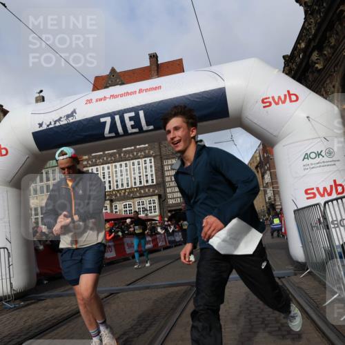 05.10.2025 - 20. swb-Marathon Bremen Yannick Fuchs http://msf.ph/oto/9225049 05.10.2025 10:56:31 Ziel 9424, 9783, 9932, 10028, 10191, 10196, 10387, 10424, 10546, 10590, 11554, 11662, 11723 meine-sportfotos.de