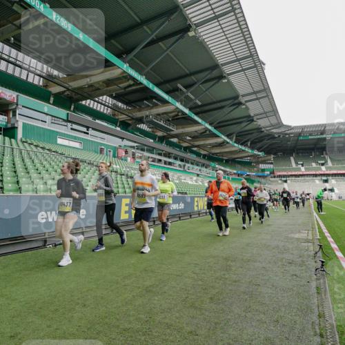 05.10.2025 - 20. swb-Marathon Bremen Michael Burmester http://msf.ph/oto/9225051 05.10.2025 10:38:17 Laufen im Stadion 7621, 8574, 9184, 9189, 9210, 9235, 9237, 9322, 9335, 9365, 9409, 9426, 9432, 9448, 9468, 9486, 9498, 9536, 9642, 9647, 9684, 9707, 9748, 9750, 9771, 9813, 9846, 9858, 9893, 9915, 9940, 9978, 10033, 10056, 10098, 10130, 10167, 10194, 10205, 10274, 10278, 10301, 10404, 10437, 10439, 10471, 10478, 10485, 10510, 10530, 10595, 10598, 10611, 10678, 10711, 10713, 10777, 10803, 10804, 10825, 10826, 10829, 11001, 11050, 11121, 11150, 11162, 11183 meine-sportfotos.de