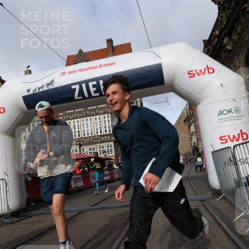 05.10.2025 - 20. swb-Marathon Bremen Yannick Fuchs http://msf.ph/oto/9225052 05.10.2025 10:56:31 Ziel 9424, 9783, 9932, 10028, 10191, 10196, 10387, 10424, 10546, 10590, 11554, 11662, 11723 meine-sportfotos.de