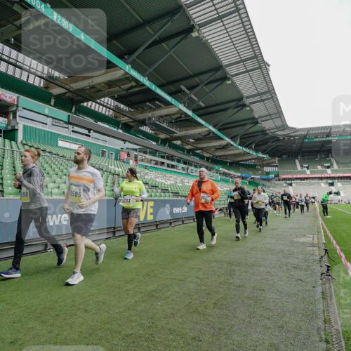 05.10.2025 - 20. swb-Marathon Bremen Michael Burmester http://msf.ph/oto/9225053 05.10.2025 10:38:18 Laufen im Stadion 7621, 8574, 9184, 9189, 9210, 9235, 9237, 9322, 9335, 9365, 9409, 9426, 9432, 9448, 9468, 9486, 9498, 9536, 9642, 9647, 9684, 9707, 9748, 9750, 9771, 9813, 9846, 9858, 9893, 9915, 9940, 9978, 10033, 10056, 10098, 10130, 10167, 10194, 10205, 10274, 10278, 10301, 10404, 10437, 10439, 10471, 10478, 10485, 10510, 10530, 10595, 10598, 10611, 10678, 10711, 10713, 10803, 10804, 10825, 10826, 10829, 11001, 11050, 11121, 11150, 11162, 11183 meine-sportfotos.de