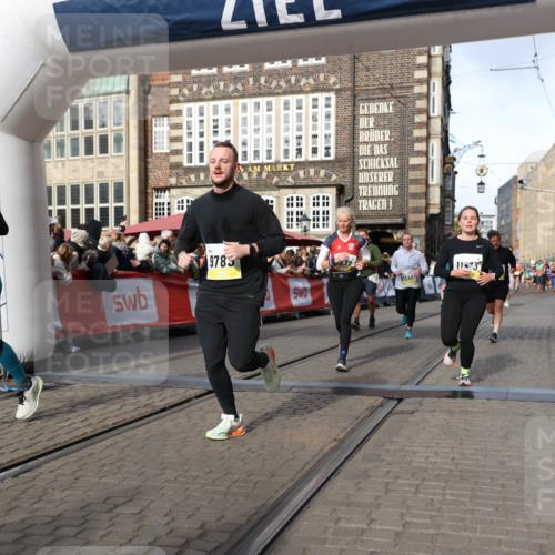 05.10.2025 - 20. swb-Marathon Bremen Yannick Fuchs http://msf.ph/oto/9225082 05.10.2025 10:56:33 Ziel 9424, 9783, 9790, 9932, 10005, 10028, 10179, 10191, 10196, 10387, 10424, 10546, 10590, 11662, 11723 meine-sportfotos.de