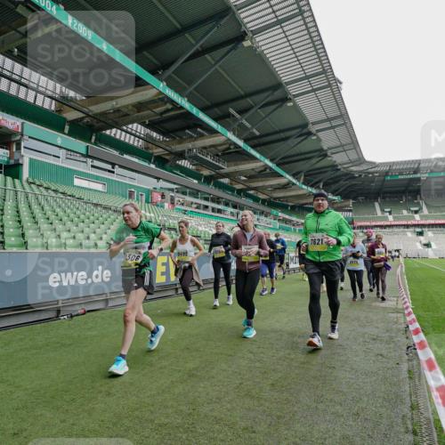 05.10.2025 - 20. swb-Marathon Bremen Michael Burmester http://msf.ph/oto/9225083 05.10.2025 10:38:25 Laufen im Stadion 7621, 8574, 9182, 9184, 9189, 9210, 9235, 9237, 9300, 9322, 9331, 9335, 9394, 9409, 9426, 9432, 9448, 9468, 9486, 9498, 9536, 9642, 9647, 9660, 9684, 9707, 9748, 9750, 9752, 9771, 9813, 9846, 9858, 9890, 9915, 9940, 9978, 10033, 10056, 10098, 10130, 10167, 10194, 10205, 10274, 10278, 10297, 10301, 10404, 10437, 10439, 10446, 10478, 10485, 10511, 10530, 10595, 10598, 10611, 10678, 10711, 10713, 10803, 10804, 10825, 10826, 10829, 11050, 11150 meine-sportfotos.de