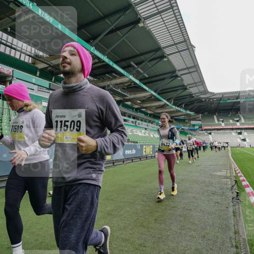 05.10.2025 - 20. swb-Marathon Bremen Michael Burmester http://msf.ph/oto/9225106 05.10.2025 10:38:30 Laufen im Stadion 7621, 8574, 9182, 9184, 9189, 9210, 9229, 9235, 9237, 9269, 9300, 9322, 9331, 9335, 9394, 9409, 9432, 9448, 9468, 9486, 9498, 9536, 9642, 9647, 9660, 9684, 9707, 9748, 9750, 9752, 9771, 9782, 9813, 9846, 9858, 9890, 9915, 9940, 9978, 10033, 10056, 10098, 10130, 10167, 10205, 10278, 10297, 10404, 10437, 10439, 10446, 10478, 10483, 10485, 10511, 10530, 10595, 10598, 10611, 10623, 10678, 10711, 10713, 10803, 10804, 10825, 10829 meine-sportfotos.de