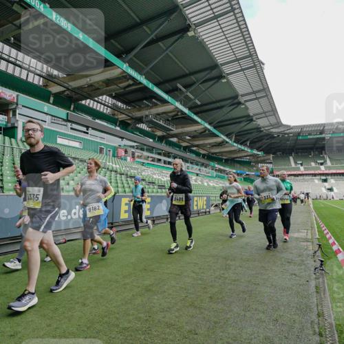 05.10.2025 - 20. swb-Marathon Bremen Michael Burmester http://msf.ph/oto/9225139 05.10.2025 10:38:47 Laufen im Stadion 7788, 8123, 8574, 9182, 9184, 9210, 9229, 9235, 9269, 9300, 9322, 9324, 9331, 9335, 9379, 9394, 9398, 9409, 9432, 9498, 9647, 9660, 9684, 9707, 9750, 9752, 9771, 9782, 9846, 9890, 9915, 9927, 9940, 9978, 9998, 10033, 10106, 10130, 10142, 10167, 10205, 10213, 10278, 10297, 10404, 10405, 10437, 10439, 10446, 10478, 10483, 10498, 10511, 10529, 10530, 10551, 10595, 10598, 10623, 10678, 10734, 10803, 10804, 10825, 10853, 9189, 9210, 9468, 9486, 9813, 9858, 10056, 10098 meine-sportfotos.de