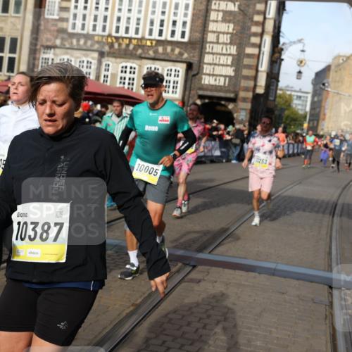 05.10.2025 - 20. swb-Marathon Bremen Yannick Fuchs http://msf.ph/oto/9225156 05.10.2025 10:56:37 Ziel 9424, 9783, 9790, 9932, 10005, 10179, 10387, 10546, 10648, 11100, 11253, 11571, 11723 meine-sportfotos.de
