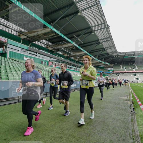05.10.2025 - 20. swb-Marathon Bremen Michael Burmester http://msf.ph/oto/9225162 05.10.2025 10:38:52 Laufen im Stadion 7199, 7788, 8123, 8574, 9182, 9184, 9229, 9235, 9269, 9300, 9322, 9324, 9331, 9335, 9379, 9394, 9398, 9409, 9432, 9498, 9628, 9647, 9660, 9684, 9707, 9750, 9752, 9765, 9771, 9782, 9846, 9850, 9890, 9915, 9927, 9940, 9978, 9998, 10106, 10142, 10167, 10205, 10213, 10255, 10258, 10297, 10404, 10405, 10439, 10446, 10478, 10483, 10498, 10511, 10529, 10530, 10551, 10557, 10623, 10678, 10734, 10803, 10804, 10825, 10853, 9189, 9210, 9468, 9486, 9813, 9858, 10033, 10056, 10098 meine-sportfotos.de