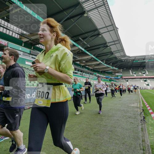 05.10.2025 - 20. swb-Marathon Bremen Michael Burmester http://msf.ph/oto/9225167 05.10.2025 10:38:52 Laufen im Stadion 7199, 7788, 8123, 8574, 9182, 9184, 9229, 9235, 9269, 9300, 9322, 9324, 9331, 9335, 9379, 9394, 9398, 9409, 9432, 9498, 9628, 9647, 9660, 9684, 9707, 9750, 9752, 9765, 9771, 9782, 9846, 9850, 9890, 9915, 9927, 9940, 9978, 9998, 10106, 10142, 10167, 10205, 10213, 10255, 10258, 10297, 10404, 10405, 10439, 10446, 10478, 10483, 10498, 10511, 10529, 10530, 10551, 10557, 10623, 10678, 10734, 10803, 10804, 10825, 10853, 9189, 9210, 9468, 9486, 9813, 9858, 10033, 10056, 10098 meine-sportfotos.de