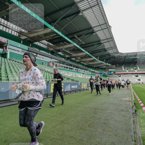 05.10.2025 - 20. swb-Marathon Bremen Michael Burmester http://msf.ph/oto/9225173 05.10.2025 10:38:54 Laufen im Stadion 7199, 7788, 8123, 8574, 9182, 9184, 9229, 9235, 9269, 9300, 9322, 9324, 9331, 9335, 9379, 9394, 9398, 9409, 9432, 9498, 9628, 9647, 9660, 9668, 9707, 9750, 9752, 9765, 9771, 9782, 9846, 9850, 9890, 9915, 9927, 9940, 9978, 9998, 10106, 10142, 10167, 10205, 10213, 10255, 10258, 10297, 10404, 10405, 10439, 10446, 10478, 10483, 10498, 10511, 10529, 10530, 10551, 10557, 10623, 10734, 10803, 10804, 10825, 10853, 9189, 9210, 9468, 9486, 9813, 9858, 10033, 10056, 10098 meine-sportfotos.de