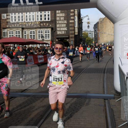 05.10.2025 - 20. swb-Marathon Bremen Yannick Fuchs http://msf.ph/oto/9225185 05.10.2025 10:56:38 Ziel 9424, 9783, 9790, 9932, 10005, 10042, 10179, 10387, 10546, 10648, 11100, 11253, 11260, 11571, 11723 meine-sportfotos.de
