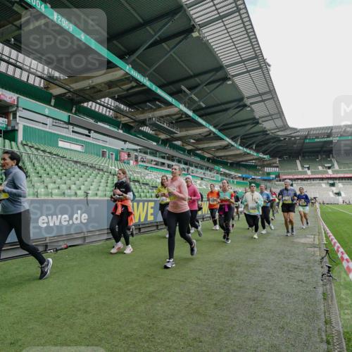 05.10.2025 - 20. swb-Marathon Bremen Michael Burmester http://msf.ph/oto/9225191 05.10.2025 10:38:59 Laufen im Stadion 7199, 7788, 8123, 9182, 9184, 9229, 9235, 9269, 9300, 9322, 9324, 9331, 9335, 9379, 9394, 9398, 9409, 9610, 9628, 9660, 9668, 9707, 9750, 9752, 9765, 9771, 9782, 9850, 9890, 9915, 9927, 9940, 9978, 9998, 10106, 10142, 10167, 10205, 10213, 10255, 10258, 10297, 10371, 10404, 10405, 10439, 10446, 10478, 10483, 10498, 10511, 10529, 10551, 10557, 10623, 10734, 10803, 10804, 10853, 9189, 9210, 9468, 9486, 9813, 9858, 10033 meine-sportfotos.de