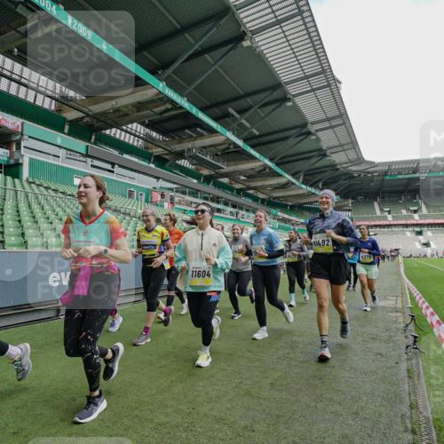 05.10.2025 - 20. swb-Marathon Bremen Michael Burmester http://msf.ph/oto/9225206 05.10.2025 10:39:01 Laufen im Stadion 7199, 7788, 8123, 9182, 9184, 9229, 9235, 9269, 9300, 9322, 9324, 9331, 9335, 9379, 9394, 9398, 9409, 9515, 9610, 9628, 9660, 9668, 9707, 9750, 9752, 9765, 9771, 9782, 9850, 9890, 9915, 9927, 9940, 9944, 9978, 9998, 10106, 10142, 10205, 10213, 10255, 10258, 10297, 10371, 10404, 10405, 10439, 10446, 10478, 10483, 10498, 10511, 10529, 10551, 10557, 10623, 10734, 10853, 9189, 9210, 9468, 9486, 9813, 9858, 10033 meine-sportfotos.de