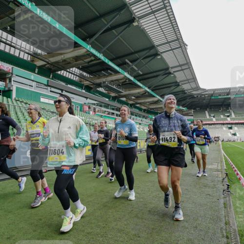 05.10.2025 - 20. swb-Marathon Bremen Michael Burmester http://msf.ph/oto/9225209 05.10.2025 10:39:02 Laufen im Stadion 7199, 7788, 8123, 9182, 9184, 9224, 9225, 9229, 9235, 9269, 9300, 9322, 9324, 9331, 9335, 9379, 9394, 9398, 9409, 9515, 9610, 9628, 9660, 9668, 9750, 9752, 9765, 9771, 9782, 9850, 9890, 9908, 9915, 9927, 9940, 9944, 9978, 9998, 10106, 10142, 10205, 10213, 10255, 10258, 10297, 10371, 10404, 10405, 10439, 10446, 10478, 10483, 10498, 10511, 10529, 10551, 10557, 10623, 10734, 10853, 9189, 9210, 9468, 9813, 9858, 10033 meine-sportfotos.de