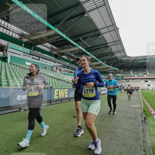 05.10.2025 - 20. swb-Marathon Bremen Michael Burmester http://msf.ph/oto/9225214 05.10.2025 10:39:04 Laufen im Stadion 7199, 7654, 7788, 8123, 9182, 9184, 9224, 9225, 9229, 9235, 9269, 9300, 9322, 9324, 9331, 9335, 9379, 9394, 9398, 9409, 9515, 9610, 9628, 9660, 9668, 9750, 9752, 9765, 9771, 9782, 9850, 9890, 9908, 9915, 9927, 9940, 9944, 9978, 9998, 10018, 10021, 10106, 10142, 10205, 10213, 10255, 10258, 10297, 10371, 10404, 10405, 10439, 10446, 10478, 10483, 10498, 10511, 10529, 10551, 10557, 10623, 10734, 10853, 9189, 9210, 9468, 9813, 9858, 10033 meine-sportfotos.de