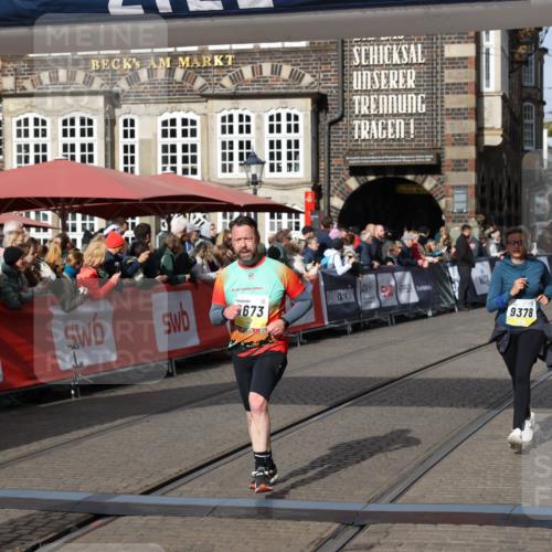 05.10.2025 - 20. swb-Marathon Bremen Yannick Fuchs http://msf.ph/oto/9225231 05.10.2025 10:59:57 Ziel 9378, 9473, 9673, 11582, 11720 meine-sportfotos.de