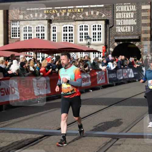 05.10.2025 - 20. swb-Marathon Bremen Yannick Fuchs http://msf.ph/oto/9225246 05.10.2025 10:59:57 Ziel 9378, 9473, 9673, 11582, 11720 meine-sportfotos.de