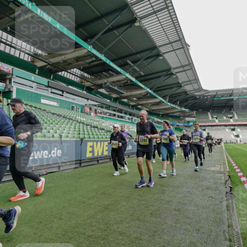 05.10.2025 - 20. swb-Marathon Bremen Michael Burmester http://msf.ph/oto/9225252 05.10.2025 10:39:19 Laufen im Stadion 7199, 7654, 7788, 7789, 7979, 8123, 9002, 9180, 9182, 9186, 9224, 9225, 9228, 9229, 9269, 9300, 9315, 9324, 9325, 9331, 9379, 9394, 9398, 9515, 9523, 9610, 9628, 9644, 9660, 9668, 9713, 9752, 9765, 9780, 9782, 9850, 9890, 9908, 9927, 9944, 9998, 10018, 10021, 10106, 10142, 10207, 10213, 10238, 10255, 10258, 10289, 10297, 10371, 10374, 10405, 10426, 10446, 10462, 10483, 10498, 10511, 10529, 10531, 10551, 10557, 10567, 10623, 10734, 10749, 10853, 9184 meine-sportfotos.de