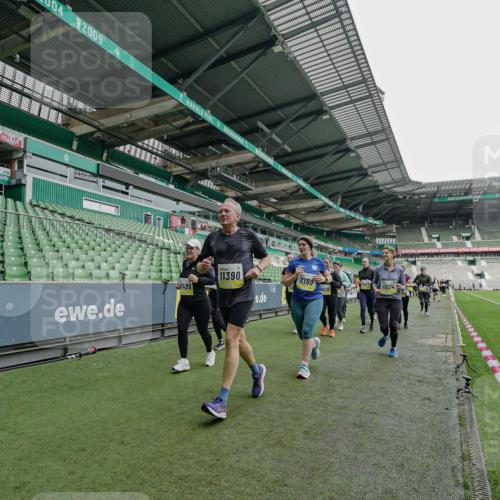 05.10.2025 - 20. swb-Marathon Bremen Michael Burmester http://msf.ph/oto/9225256 05.10.2025 10:39:19 Laufen im Stadion 7199, 7654, 7788, 7789, 7979, 8123, 9002, 9180, 9182, 9186, 9224, 9225, 9228, 9229, 9269, 9300, 9315, 9324, 9325, 9331, 9379, 9394, 9398, 9515, 9523, 9610, 9628, 9644, 9660, 9668, 9713, 9752, 9765, 9780, 9782, 9850, 9890, 9908, 9927, 9944, 9998, 10018, 10021, 10106, 10142, 10207, 10213, 10238, 10255, 10258, 10289, 10297, 10371, 10374, 10405, 10426, 10446, 10462, 10483, 10498, 10511, 10529, 10531, 10551, 10557, 10567, 10623, 10734, 10749, 10853, 9184 meine-sportfotos.de