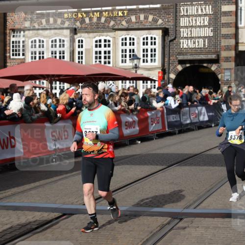 05.10.2025 - 20. swb-Marathon Bremen Yannick Fuchs http://msf.ph/oto/9225257 05.10.2025 10:59:57 Ziel 9378, 9473, 9673, 11582, 11720 meine-sportfotos.de