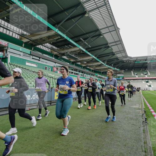 05.10.2025 - 20. swb-Marathon Bremen Michael Burmester http://msf.ph/oto/9225261 05.10.2025 10:39:20 Laufen im Stadion 7199, 7654, 7788, 7789, 7979, 8123, 9002, 9180, 9182, 9186, 9224, 9225, 9228, 9229, 9269, 9300, 9315, 9324, 9325, 9379, 9394, 9398, 9515, 9523, 9610, 9628, 9644, 9660, 9668, 9713, 9765, 9780, 9782, 9850, 9890, 9908, 9927, 9944, 9998, 10018, 10021, 10106, 10142, 10207, 10213, 10238, 10255, 10258, 10289, 10297, 10371, 10374, 10405, 10426, 10446, 10462, 10483, 10498, 10511, 10529, 10531, 10551, 10557, 10567, 10623, 10734, 10749, 10853, 9184 meine-sportfotos.de