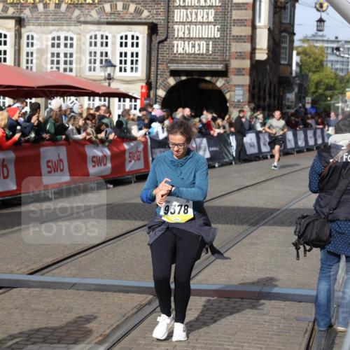 05.10.2025 - 20. swb-Marathon Bremen Yannick Fuchs http://msf.ph/oto/9225275 05.10.2025 10:59:58 Ziel 9378, 9473, 9673, 11582 meine-sportfotos.de