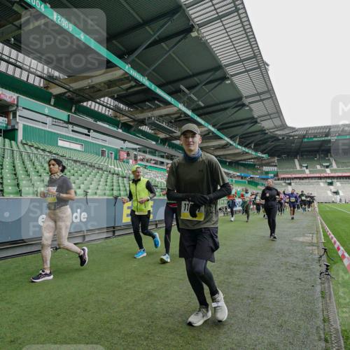 05.10.2025 - 20. swb-Marathon Bremen Michael Burmester http://msf.ph/oto/9225293 05.10.2025 10:39:25 Laufen im Stadion 7199, 7654, 7779, 7788, 7789, 7979, 8123, 9002, 9180, 9186, 9224, 9225, 9228, 9229, 9269, 9315, 9324, 9325, 9379, 9398, 9419, 9515, 9523, 9610, 9628, 9644, 9660, 9668, 9713, 9765, 9780, 9782, 9850, 9908, 9927, 9944, 9998, 10018, 10021, 10025, 10106, 10142, 10207, 10213, 10238, 10255, 10258, 10289, 10371, 10374, 10405, 10426, 10462, 10483, 10498, 10529, 10531, 10551, 10557, 10567, 10587, 10597, 10623, 10734, 10749, 10853, 9182, 9184, 9300, 9394 meine-sportfotos.de