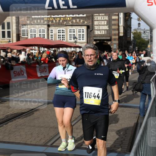 05.10.2025 - 20. swb-Marathon Bremen Yannick Fuchs http://msf.ph/oto/9225297 05.10.2025 11:00:06 Ziel 9005, 9381, 9604, 9612, 10290, 10291, 10311, 11444, 11639, 11644 meine-sportfotos.de