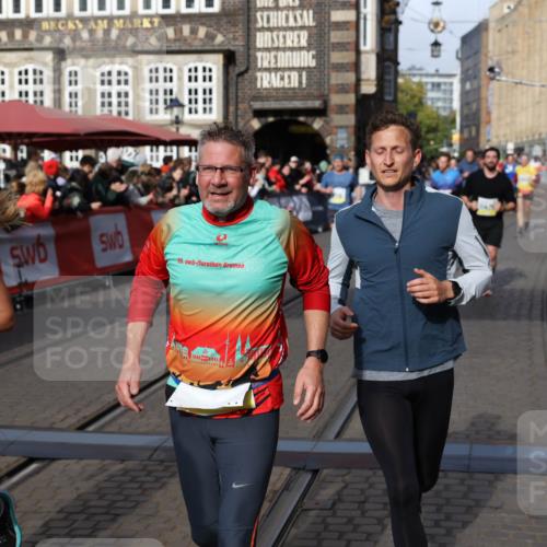 05.10.2025 - 20. swb-Marathon Bremen Yannick Fuchs http://msf.ph/oto/9225320 05.10.2025 10:56:44 Ziel 8118, 9547, 9886, 10008, 10042, 10648, 10971, 11100, 11253, 11260, 11475, 11571, 11691 meine-sportfotos.de