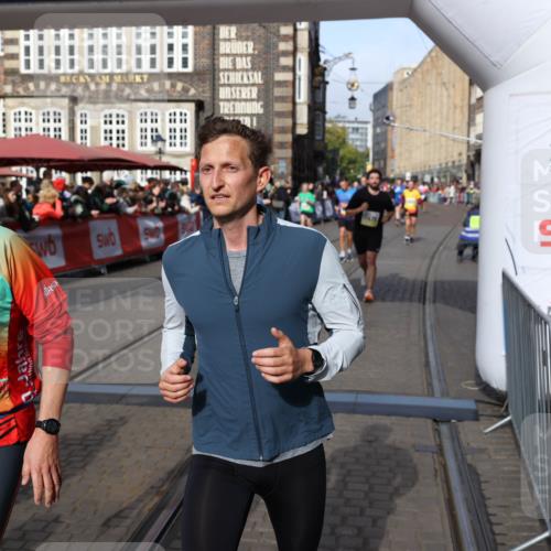 05.10.2025 - 20. swb-Marathon Bremen Yannick Fuchs http://msf.ph/oto/9225330 05.10.2025 10:56:45 Ziel 8118, 9547, 9886, 10008, 10042, 10971, 11100, 11260, 11475, 11691 meine-sportfotos.de