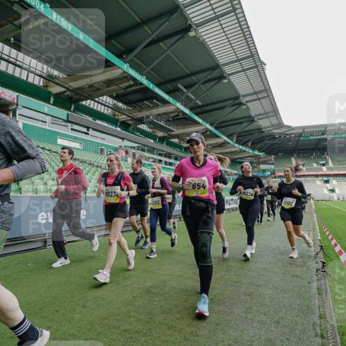 05.10.2025 - 20. swb-Marathon Bremen Michael Burmester http://msf.ph/oto/9225339 05.10.2025 10:39:35 Laufen im Stadion 7199, 7654, 7779, 7788, 7789, 7979, 8123, 9002, 9180, 9186, 9220, 9224, 9225, 9228, 9286, 9315, 9324, 9325, 9398, 9419, 9515, 9523, 9610, 9628, 9644, 9661, 9662, 9668, 9713, 9765, 9780, 9786, 9850, 9901, 9908, 9927, 9944, 9998, 10018, 10021, 10025, 10157, 10185, 10192, 10207, 10238, 10255, 10258, 10289, 10371, 10374, 10422, 10426, 10451, 10462, 10498, 10531, 10551, 10557, 10567, 10587, 10597, 10603, 10604, 10734, 10749, 9182, 9184, 9229, 9269, 9300, 9379, 9394 meine-sportfotos.de