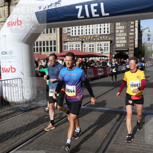 05.10.2025 - 20. swb-Marathon Bremen Yannick Fuchs http://msf.ph/oto/9225400 05.10.2025 10:56:51 Ziel 8118, 9188, 9266, 10059, 10644, 10683, 10845, 11426, 11475, 11734 meine-sportfotos.de
