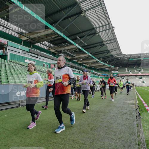 05.10.2025 - 20. swb-Marathon Bremen Michael Burmester http://msf.ph/oto/9225402 05.10.2025 10:39:47 Laufen im Stadion 7199, 7654, 7779, 7789, 7979, 9002, 9180, 9186, 9220, 9224, 9225, 9228, 9241, 9286, 9315, 9325, 9419, 9515, 9523, 9554, 9571, 9610, 9619, 9628, 9644, 9661, 9662, 9668, 9713, 9765, 9780, 9786, 9850, 9901, 9908, 9931, 9944, 9976, 10018, 10021, 10025, 10157, 10185, 10192, 10207, 10238, 10255, 10258, 10286, 10289, 10371, 10374, 10383, 10422, 10426, 10451, 10462, 10498, 10531, 10532, 10542, 10557, 10567, 10587, 10597, 10603, 10604, 10619, 10749, 9229, 9269, 9324, 9379 meine-sportfotos.de