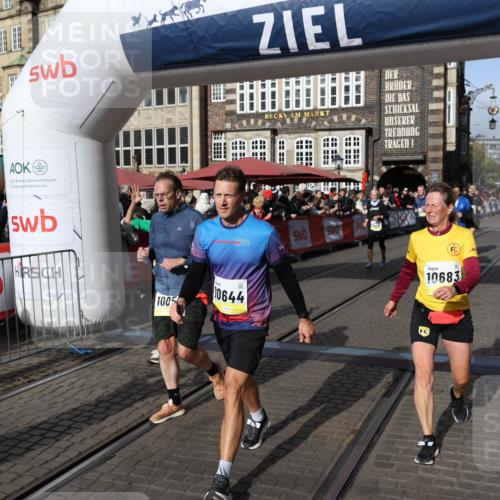 05.10.2025 - 20. swb-Marathon Bremen Yannick Fuchs http://msf.ph/oto/9225406 05.10.2025 10:56:51 Ziel 8118, 9188, 9266, 10059, 10644, 10683, 10845, 11426, 11475, 11734 meine-sportfotos.de
