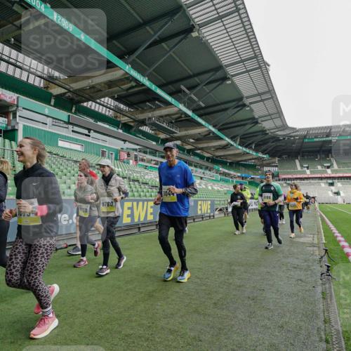 05.10.2025 - 20. swb-Marathon Bremen Michael Burmester http://msf.ph/oto/9225417 05.10.2025 10:39:51 Laufen im Stadion 7199, 7654, 7779, 7789, 7799, 7979, 9002, 9180, 9186, 9220, 9224, 9225, 9228, 9241, 9275, 9286, 9315, 9325, 9419, 9515, 9523, 9554, 9571, 9610, 9619, 9644, 9661, 9662, 9668, 9713, 9765, 9780, 9786, 9866, 9901, 9908, 9931, 9944, 9976, 10018, 10021, 10025, 10157, 10185, 10192, 10207, 10238, 10286, 10289, 10371, 10374, 10383, 10422, 10426, 10451, 10462, 10531, 10532, 10542, 10557, 10567, 10587, 10597, 10603, 10604, 10619, 10674, 10699, 10749, 9324, 9379 meine-sportfotos.de