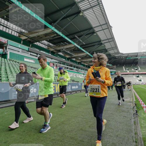 05.10.2025 - 20. swb-Marathon Bremen Michael Burmester http://msf.ph/oto/9225430 05.10.2025 10:39:54 Laufen im Stadion 7654, 7779, 7789, 7799, 7979, 9002, 9180, 9186, 9220, 9224, 9225, 9228, 9241, 9275, 9286, 9308, 9315, 9325, 9387, 9419, 9423, 9515, 9523, 9554, 9571, 9610, 9615, 9619, 9644, 9661, 9662, 9668, 9713, 9780, 9786, 9866, 9901, 9908, 9931, 9944, 9976, 10018, 10021, 10025, 10157, 10185, 10192, 10207, 10238, 10286, 10289, 10371, 10374, 10383, 10422, 10426, 10451, 10462, 10531, 10532, 10542, 10567, 10587, 10597, 10603, 10604, 10619, 10674, 10699, 10749, 9324 meine-sportfotos.de