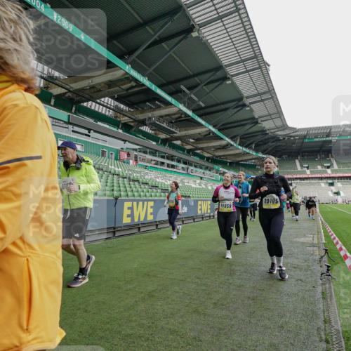 05.10.2025 - 20. swb-Marathon Bremen Michael Burmester http://msf.ph/oto/9225432 05.10.2025 10:39:55 Laufen im Stadion 7654, 7779, 7789, 7799, 7979, 9002, 9180, 9186, 9220, 9224, 9225, 9228, 9241, 9275, 9286, 9308, 9315, 9325, 9387, 9419, 9423, 9515, 9523, 9554, 9571, 9610, 9615, 9619, 9644, 9661, 9662, 9713, 9780, 9786, 9866, 9901, 9908, 9931, 9944, 9976, 10018, 10021, 10025, 10157, 10160, 10185, 10192, 10207, 10238, 10286, 10289, 10371, 10374, 10383, 10422, 10426, 10451, 10462, 10531, 10532, 10542, 10567, 10587, 10597, 10603, 10604, 10619, 10674, 10699, 10737, 10749, 9324 meine-sportfotos.de