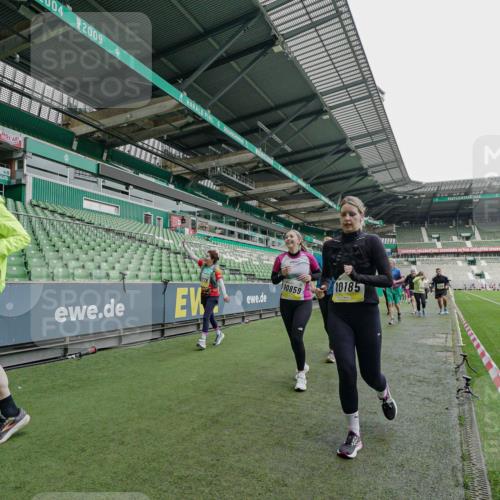 05.10.2025 - 20. swb-Marathon Bremen Michael Burmester http://msf.ph/oto/9225435 05.10.2025 10:39:55 Laufen im Stadion 7654, 7779, 7789, 7799, 7979, 9002, 9180, 9186, 9220, 9224, 9225, 9228, 9241, 9275, 9286, 9308, 9315, 9325, 9387, 9419, 9423, 9515, 9523, 9554, 9571, 9610, 9615, 9619, 9644, 9661, 9662, 9713, 9780, 9786, 9866, 9901, 9908, 9931, 9944, 9976, 10018, 10021, 10025, 10157, 10160, 10185, 10192, 10207, 10238, 10286, 10289, 10371, 10374, 10383, 10422, 10426, 10451, 10462, 10531, 10532, 10542, 10567, 10587, 10597, 10603, 10604, 10619, 10674, 10699, 10737, 10749, 9324 meine-sportfotos.de