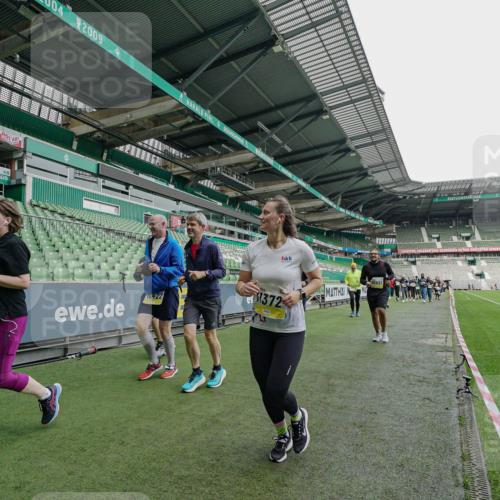 05.10.2025 - 20. swb-Marathon Bremen Michael Burmester http://msf.ph/oto/9225478 05.10.2025 10:40:05 Laufen im Stadion 7779, 7789, 7799, 7979, 9002, 9180, 9186, 9220, 9228, 9241, 9275, 9286, 9308, 9315, 9325, 9387, 9419, 9423, 9491, 9523, 9552, 9554, 9571, 9615, 9619, 9623, 9644, 9661, 9662, 9713, 9721, 9780, 9786, 9866, 9901, 9931, 9976, 10025, 10157, 10160, 10185, 10192, 10193, 10207, 10238, 10286, 10289, 10374, 10383, 10422, 10426, 10451, 10462, 10531, 10532, 10542, 10567, 10587, 10597, 10603, 10604, 10619, 10674, 10699, 10737, 10749, 11090, 11270, 7654, 9224 meine-sportfotos.de