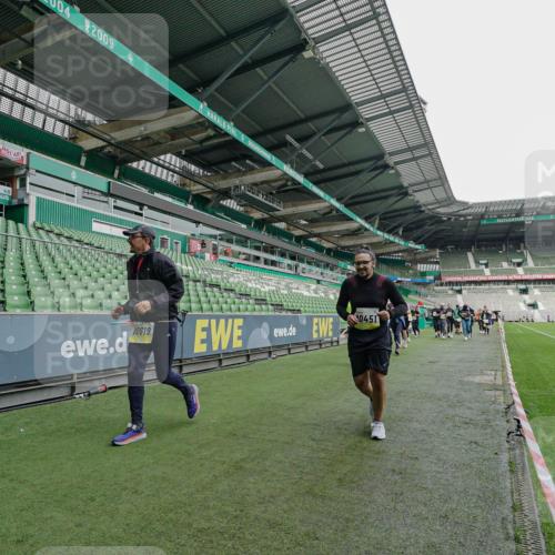 05.10.2025 - 20. swb-Marathon Bremen Michael Burmester http://msf.ph/oto/9225487 05.10.2025 10:40:07 Laufen im Stadion 7779, 7789, 7799, 7979, 9002, 9180, 9186, 9220, 9228, 9241, 9275, 9286, 9308, 9315, 9387, 9419, 9423, 9491, 9523, 9552, 9554, 9571, 9615, 9619, 9623, 9644, 9661, 9662, 9721, 9780, 9786, 9866, 9901, 9931, 9976, 10025, 10157, 10160, 10185, 10192, 10193, 10207, 10286, 10374, 10383, 10422, 10426, 10451, 10462, 10531, 10532, 10542, 10567, 10587, 10597, 10603, 10604, 10619, 10674, 10699, 10737, 10749, 11090, 11270, 7654, 9224 meine-sportfotos.de