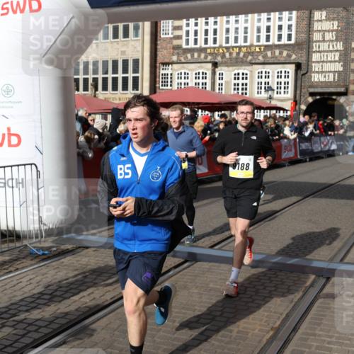 05.10.2025 - 20. swb-Marathon Bremen Yannick Fuchs http://msf.ph/oto/9225489 05.10.2025 10:56:55 Ziel 9188, 9266, 10059, 10145, 10644, 10683, 10845, 11426, 11675, 11734 meine-sportfotos.de