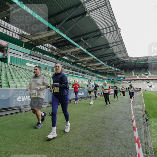 05.10.2025 - 20. swb-Marathon Bremen Michael Burmester http://msf.ph/oto/9225547 05.10.2025 10:40:27 Laufen im Stadion 7799, 8111, 9205, 9220, 9241, 9245, 9275, 9286, 9308, 9321, 9387, 9423, 9440, 9466, 9491, 9552, 9554, 9571, 9615, 9619, 9623, 9661, 9662, 9690, 9712, 9721, 9786, 9804, 9866, 9901, 9931, 9942, 9976, 10001, 10037, 10058, 10081, 10135, 10157, 10160, 10168, 10185, 10192, 10193, 10243, 10286, 10343, 10383, 10419, 10422, 10451, 10532, 10542, 10563, 10580, 10603, 10604, 10619, 10674, 10699, 10737, 11090, 11270, 7779, 7789, 7979, 9002, 9180, 9186, 9419, 11044 meine-sportfotos.de