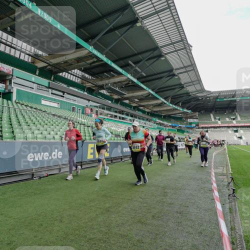 05.10.2025 - 20. swb-Marathon Bremen Michael Burmester http://msf.ph/oto/9225552 05.10.2025 10:40:28 Laufen im Stadion 7799, 8111, 9205, 9220, 9241, 9245, 9275, 9286, 9308, 9321, 9387, 9423, 9440, 9466, 9483, 9491, 9552, 9554, 9571, 9615, 9619, 9623, 9661, 9662, 9690, 9712, 9721, 9786, 9804, 9866, 9901, 9931, 9942, 9976, 10001, 10037, 10058, 10081, 10135, 10157, 10160, 10168, 10185, 10193, 10243, 10286, 10343, 10383, 10419, 10422, 10451, 10532, 10542, 10563, 10580, 10603, 10604, 10619, 10674, 10699, 10737, 11090, 11270, 7779, 7789, 7979, 9002, 9180, 9186, 9419, 9661, 11044 meine-sportfotos.de