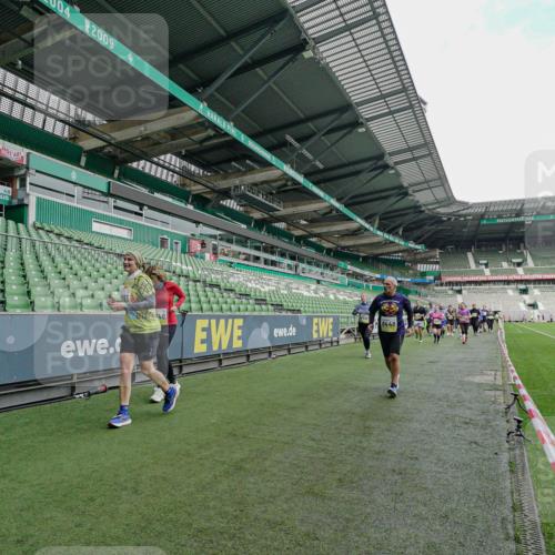 05.10.2025 - 20. swb-Marathon Bremen Michael Burmester http://msf.ph/oto/9225578 05.10.2025 10:40:35 Laufen im Stadion 7706, 7799, 8111, 9205, 9241, 9245, 9275, 9308, 9321, 9353, 9387, 9423, 9438, 9440, 9466, 9483, 9491, 9552, 9554, 9571, 9615, 9619, 9623, 9690, 9702, 9712, 9721, 9804, 9853, 9866, 9877, 9892, 9931, 9942, 9976, 10001, 10037, 10058, 10081, 10100, 10101, 10135, 10160, 10168, 10193, 10243, 10286, 10343, 10383, 10419, 10422, 10451, 10532, 10542, 10563, 10580, 10619, 10674, 10699, 10737, 11090, 11270, 7779, 7789, 9186, 9220, 9286, 9419, 9661, 9662, 11044 meine-sportfotos.de
