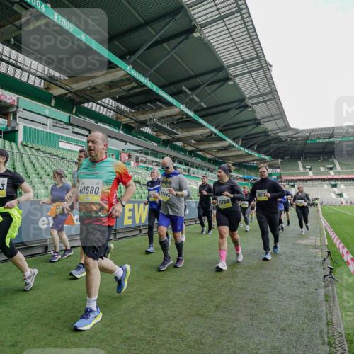 05.10.2025 - 20. swb-Marathon Bremen Michael Burmester http://msf.ph/oto/9225595 05.10.2025 10:40:45 Laufen im Stadion 7706, 7799, 8111, 9001, 9178, 9191, 9205, 9245, 9275, 9306, 9308, 9321, 9334, 9353, 9355, 9387, 9423, 9438, 9440, 9446, 9466, 9483, 9491, 9530, 9537, 9552, 9605, 9615, 9617, 9619, 9623, 9690, 9702, 9712, 9721, 9764, 9804, 9853, 9866, 9877, 9892, 9942, 10001, 10037, 10058, 10081, 10100, 10101, 10135, 10160, 10168, 10193, 10243, 10343, 10419, 10542, 10550, 10563, 10580, 10674, 10699, 10737, 11090, 11270, 7779, 9220, 9241, 9286, 9554, 9571, 9619, 9661, 9662, 9931 meine-sportfotos.de