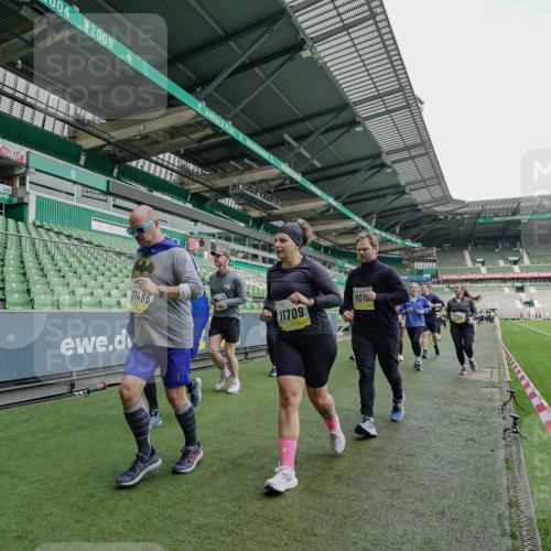 05.10.2025 - 20. swb-Marathon Bremen Michael Burmester http://msf.ph/oto/9225600 05.10.2025 10:40:46 Laufen im Stadion 7706, 7799, 8111, 9001, 9178, 9191, 9205, 9245, 9275, 9306, 9308, 9321, 9334, 9353, 9355, 9387, 9423, 9438, 9440, 9446, 9466, 9483, 9491, 9530, 9537, 9552, 9605, 9615, 9617, 9623, 9685, 9690, 9702, 9712, 9721, 9764, 9804, 9853, 9866, 9877, 9892, 9942, 10001, 10037, 10058, 10081, 10100, 10101, 10135, 10160, 10168, 10193, 10243, 10343, 10419, 10542, 10550, 10563, 10580, 10674, 10699, 10737, 11090, 11270, 9220, 9241, 9286, 9554, 9571, 9619, 9661, 9662, 9931 meine-sportfotos.de