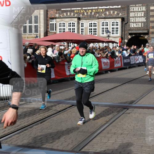 05.10.2025 - 20. swb-Marathon Bremen Yannick Fuchs http://msf.ph/oto/9225603 05.10.2025 11:00:16 Ziel 7621, 9603, 9604, 9611, 9666, 10138, 10345, 10489, 10572, 10889, 11026, 11125, 11266, 11600, 11713 meine-sportfotos.de