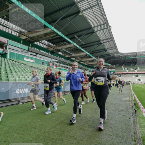 05.10.2025 - 20. swb-Marathon Bremen Michael Burmester http://msf.ph/oto/9225607 05.10.2025 10:40:48 Laufen im Stadion 7706, 7799, 8111, 9001, 9178, 9191, 9205, 9217, 9245, 9275, 9306, 9308, 9321, 9334, 9353, 9355, 9387, 9423, 9438, 9440, 9446, 9466, 9483, 9491, 9530, 9537, 9552, 9589, 9605, 9615, 9617, 9623, 9685, 9690, 9702, 9712, 9721, 9764, 9804, 9853, 9866, 9877, 9892, 9942, 10001, 10037, 10058, 10081, 10100, 10101, 10135, 10160, 10168, 10193, 10243, 10343, 10419, 10550, 10563, 10580, 10674, 10699, 10737, 11090, 11270, 9220, 9241, 9286, 9554, 9571, 9619, 9661, 9662, 9931 meine-sportfotos.de
