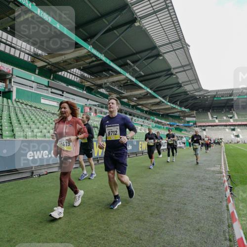 05.10.2025 - 20. swb-Marathon Bremen Michael Burmester http://msf.ph/oto/9225620 05.10.2025 10:40:50 Laufen im Stadion 7706, 7799, 8111, 9001, 9178, 9191, 9205, 9217, 9245, 9306, 9308, 9321, 9334, 9353, 9355, 9387, 9423, 9438, 9440, 9446, 9466, 9483, 9491, 9530, 9537, 9552, 9589, 9605, 9615, 9617, 9623, 9685, 9690, 9702, 9712, 9721, 9764, 9804, 9853, 9866, 9877, 9892, 9942, 10001, 10037, 10058, 10081, 10100, 10101, 10135, 10160, 10168, 10193, 10235, 10236, 10243, 10343, 10419, 10550, 10563, 10580, 10699, 10737, 11090, 11270, 9220, 9241, 9286, 9554, 9571, 9619, 9662, 9931 meine-sportfotos.de