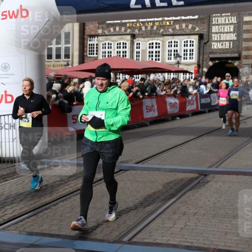 05.10.2025 - 20. swb-Marathon Bremen Yannick Fuchs http://msf.ph/oto/9225623 05.10.2025 11:00:17 Ziel 7177, 7621, 9603, 9611, 9666, 9672, 10138, 10345, 10489, 10572, 10889, 10919, 11026, 11050, 11125, 11266, 11600, 11713 meine-sportfotos.de