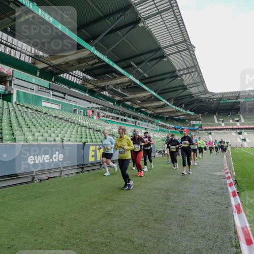 05.10.2025 - 20. swb-Marathon Bremen Michael Burmester http://msf.ph/oto/9225645 05.10.2025 10:40:59 Laufen im Stadion 7706, 8111, 9001, 9178, 9191, 9205, 9217, 9245, 9274, 9306, 9321, 9334, 9353, 9355, 9357, 9438, 9440, 9446, 9466, 9483, 9530, 9537, 9589, 9599, 9605, 9617, 9685, 9690, 9702, 9712, 9757, 9764, 9774, 9804, 9853, 9874, 9877, 9892, 9942, 10001, 10037, 10058, 10081, 10100, 10101, 10135, 10168, 10193, 10235, 10236, 10243, 10295, 10343, 10419, 10458, 10550, 10563, 10580, 10582, 10585, 10632, 11090, 11270, 7799, 9241, 9554, 9571, 9619, 9931 meine-sportfotos.de